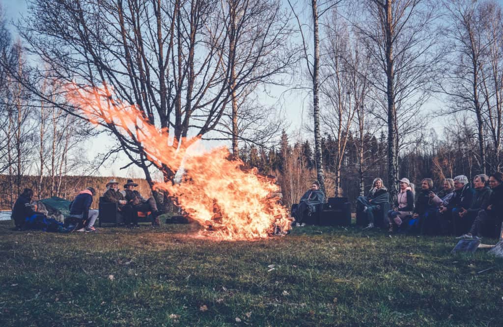 En grupp samlad runt elden inför Firewalk