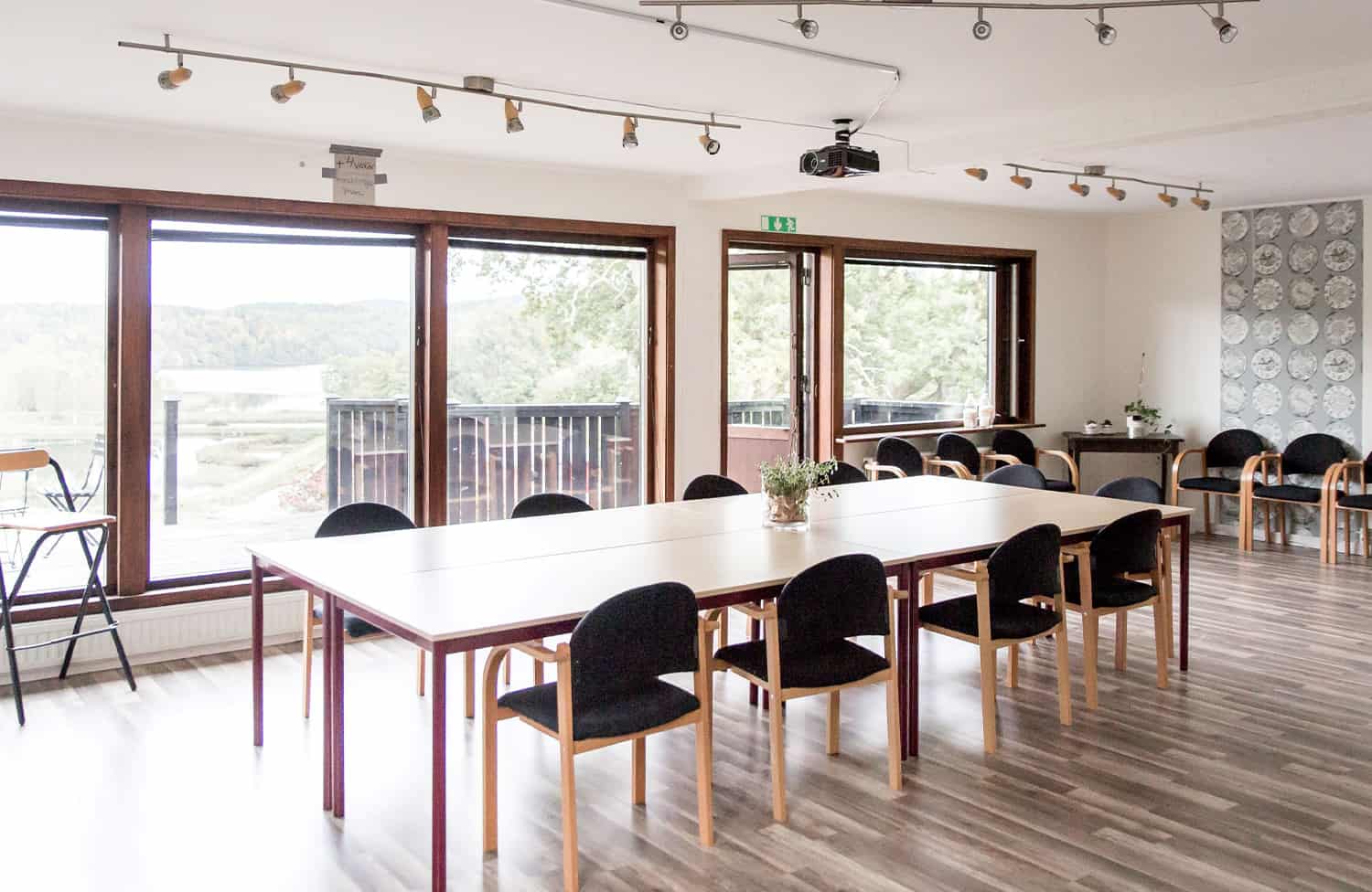 Det ljusa mötesrummet Huset med stora fönster och utsikt över naturen