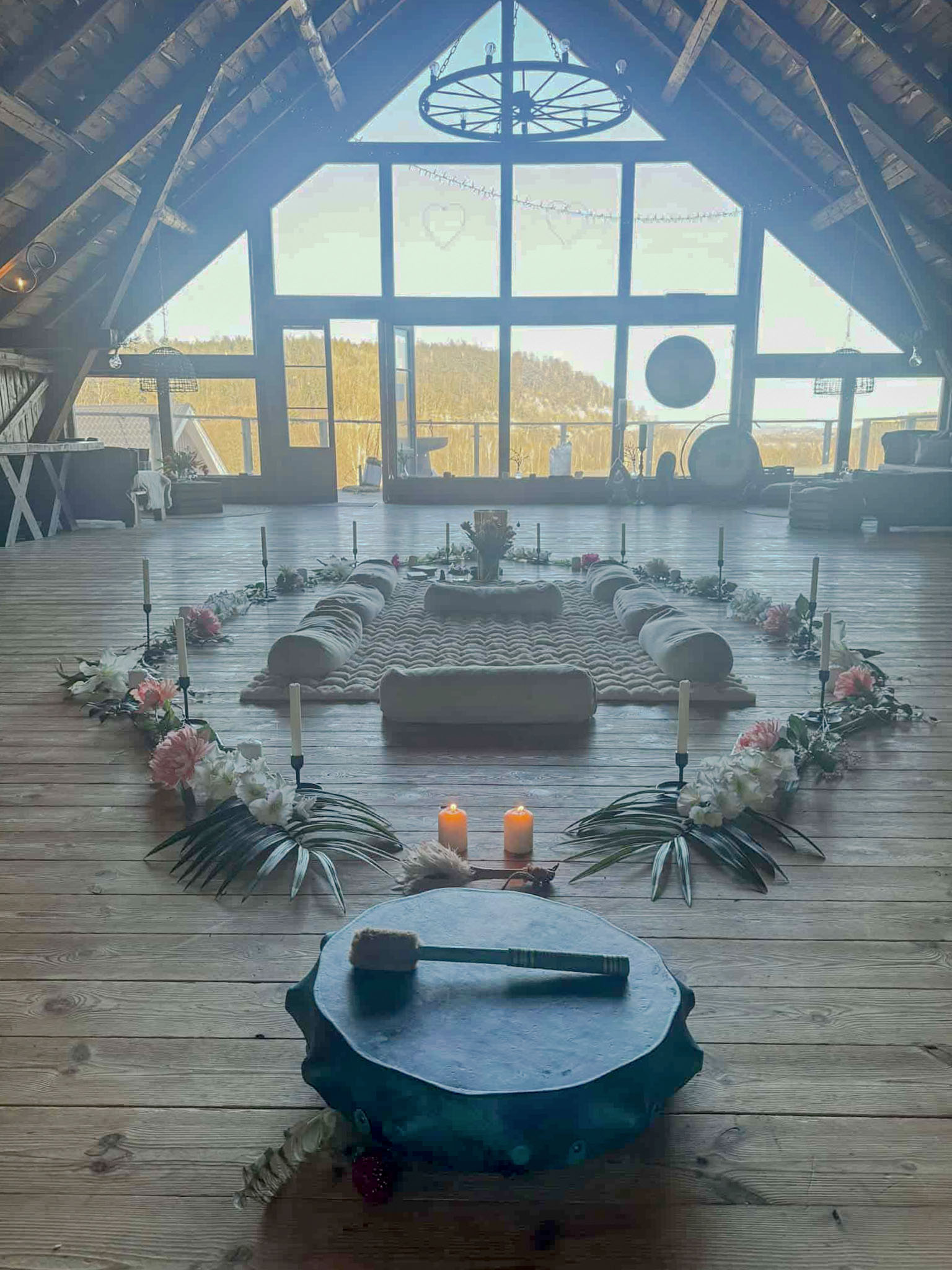Ceremonicirkel med blommor, levande ljus och gong inför en motherblessing