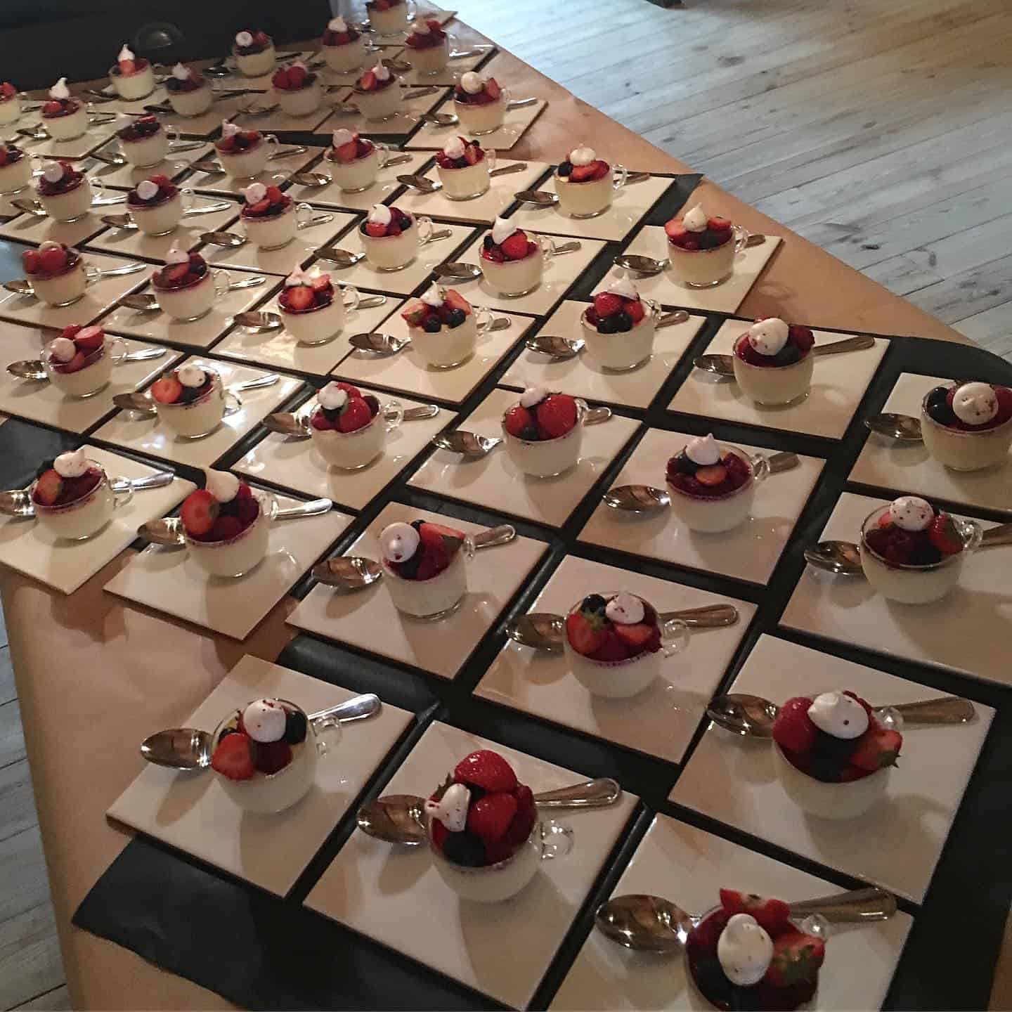 Små desserter upplagda inför servering