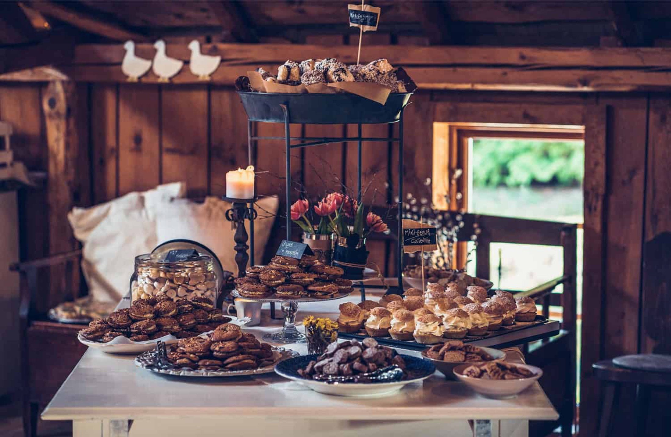 Ett generöst bord med bröd och söta bakverk