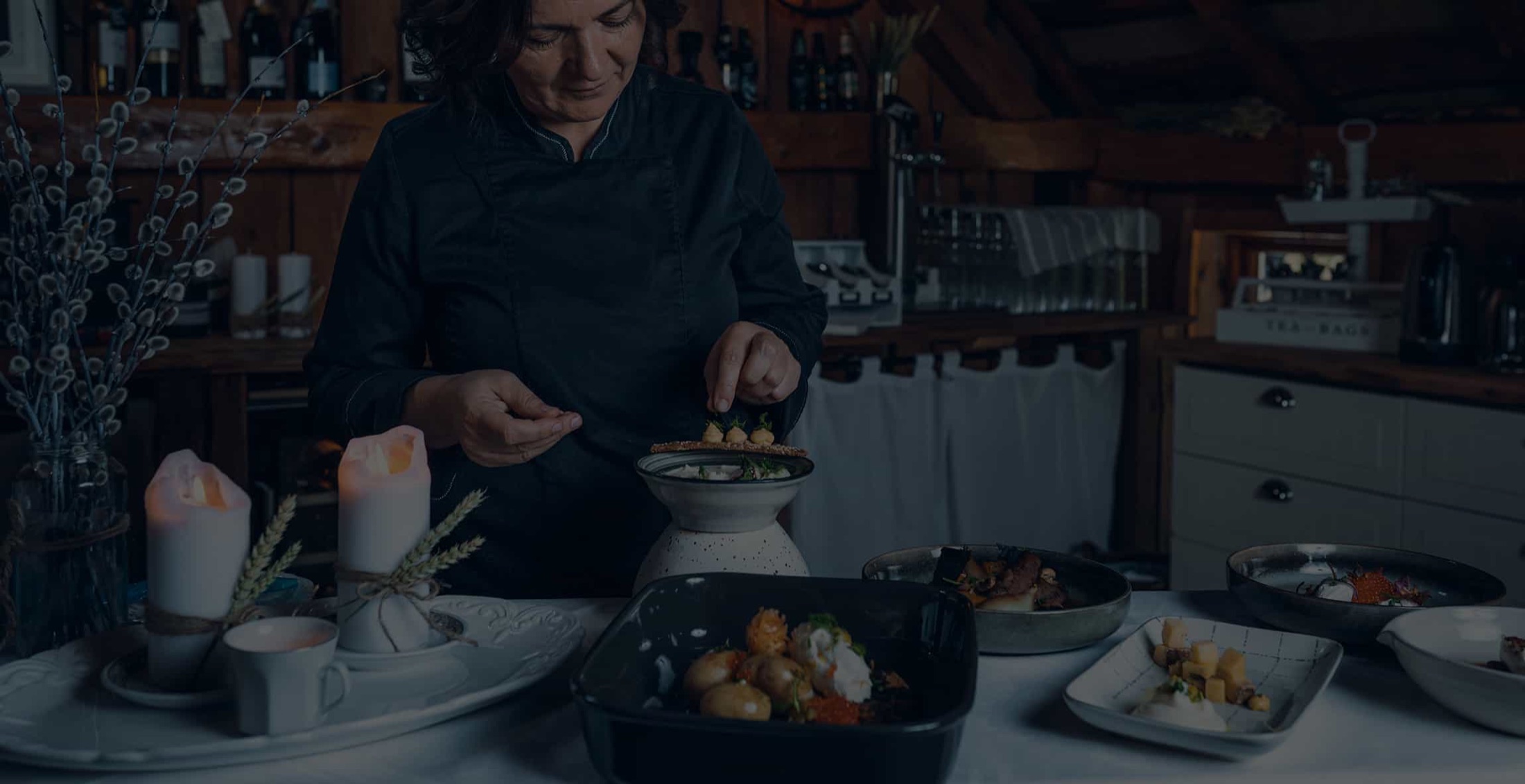 En rätt läggs omsorgsfullt upp i Sju Sjöars kök