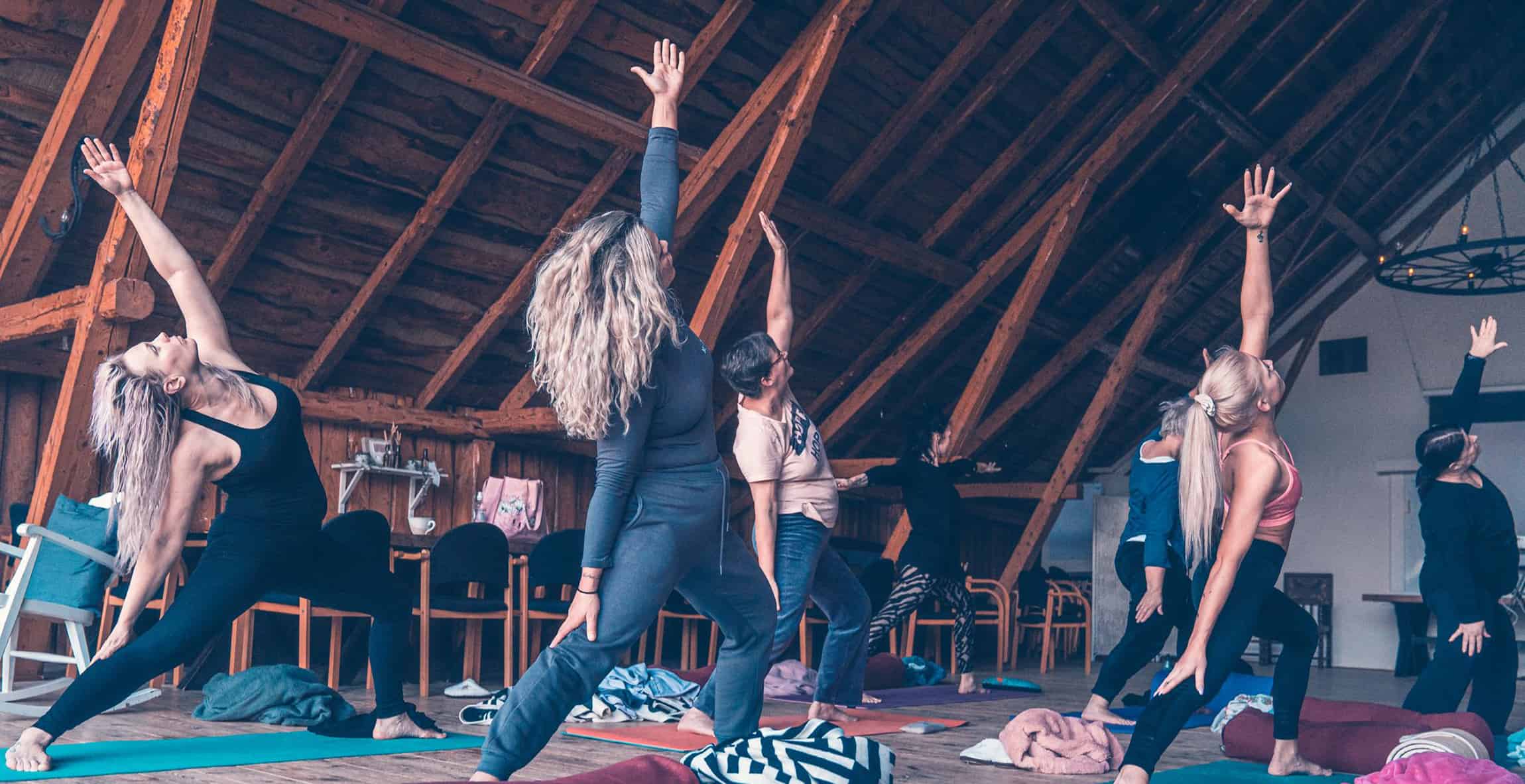 En grupp som gör yoga tillsammans i Logens öppna kurslokal