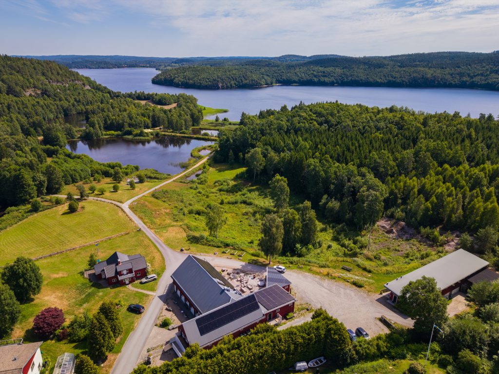 Sju Sjöars gård, vägen och sjöarna sedda ovanifrån