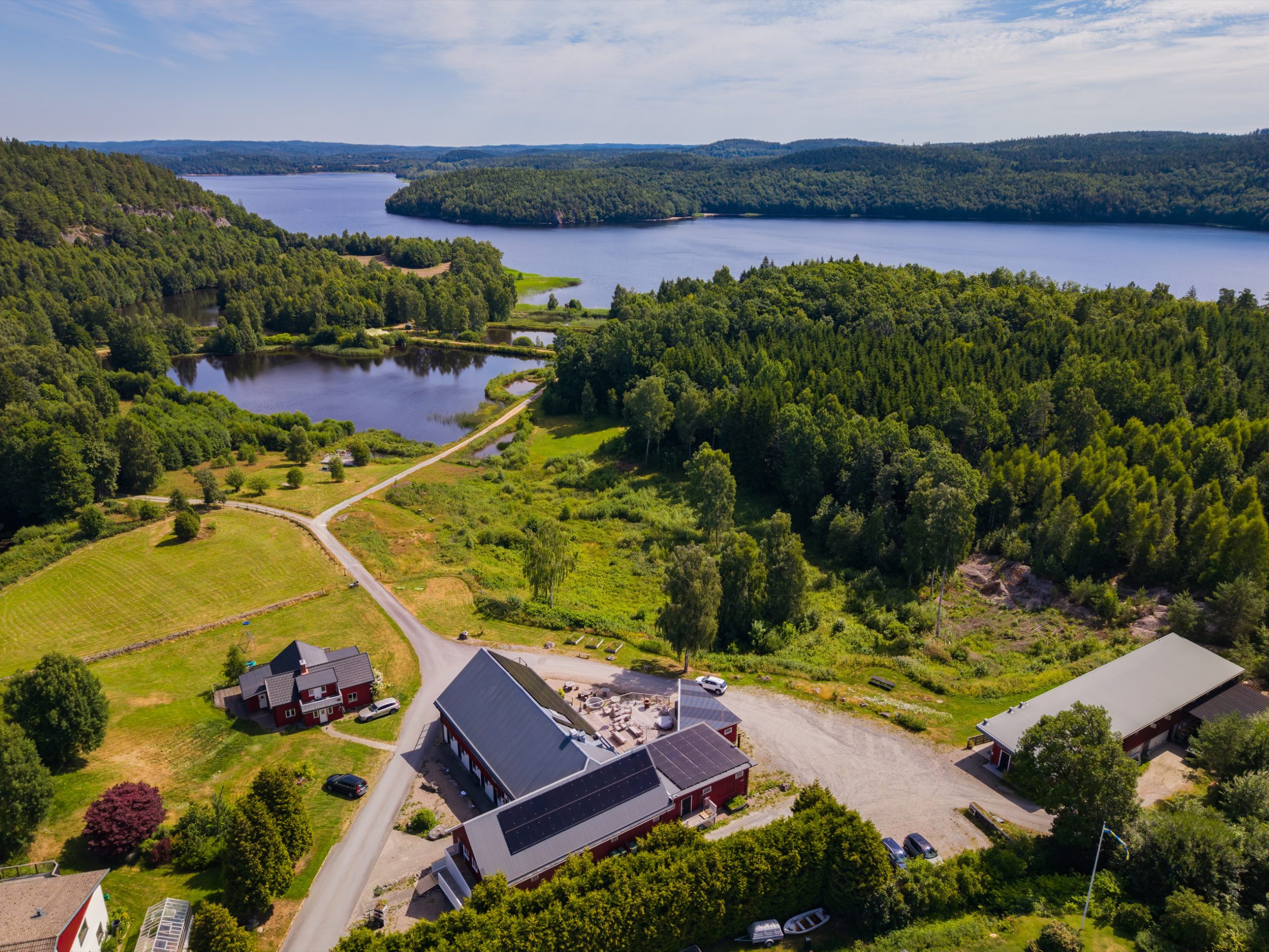 Sju Sjöars gård, vägen och sjöarna sedda ovanifrån