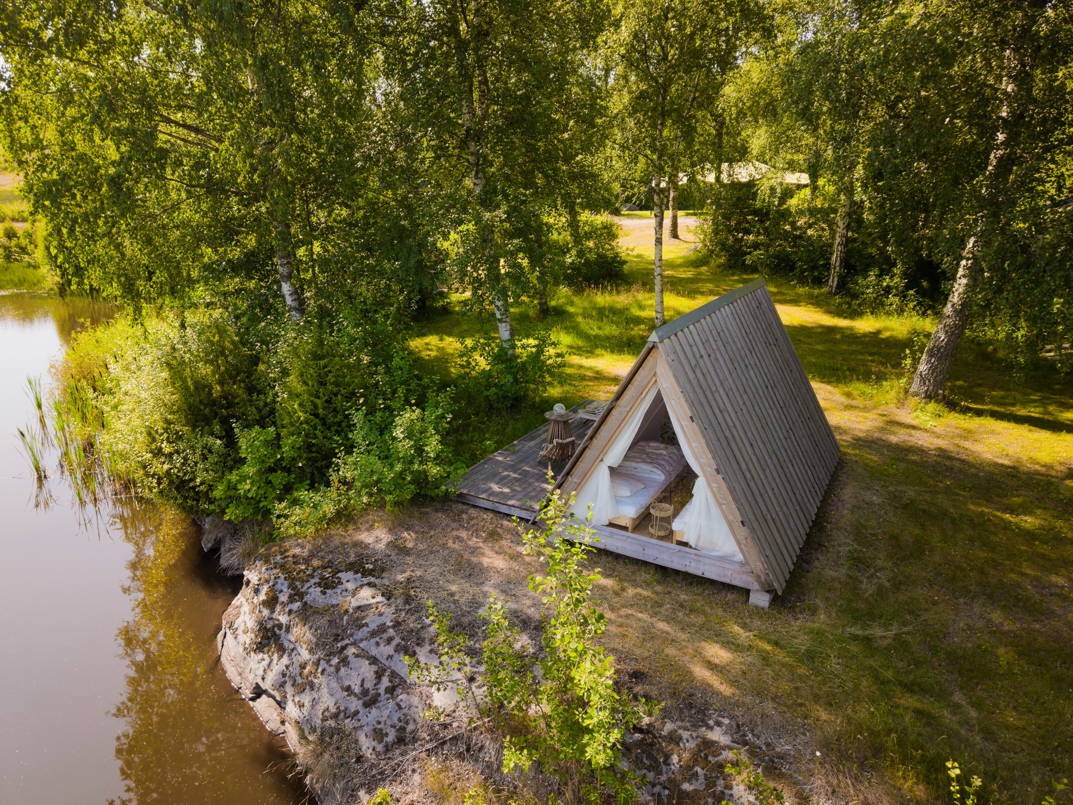 En av Sju Sjöars vildmarksstugor precis intill vattnet